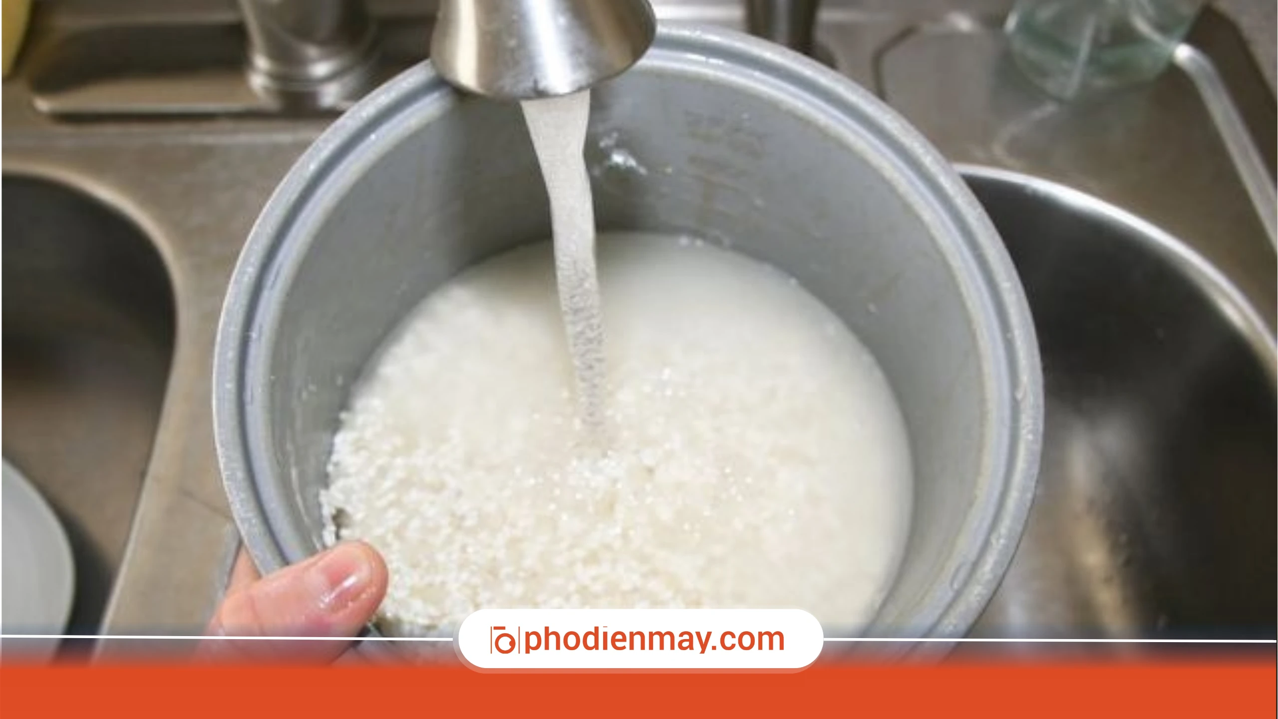 Nồi cơm điện bị trào nước: nguyên nhân và cách khắc phục