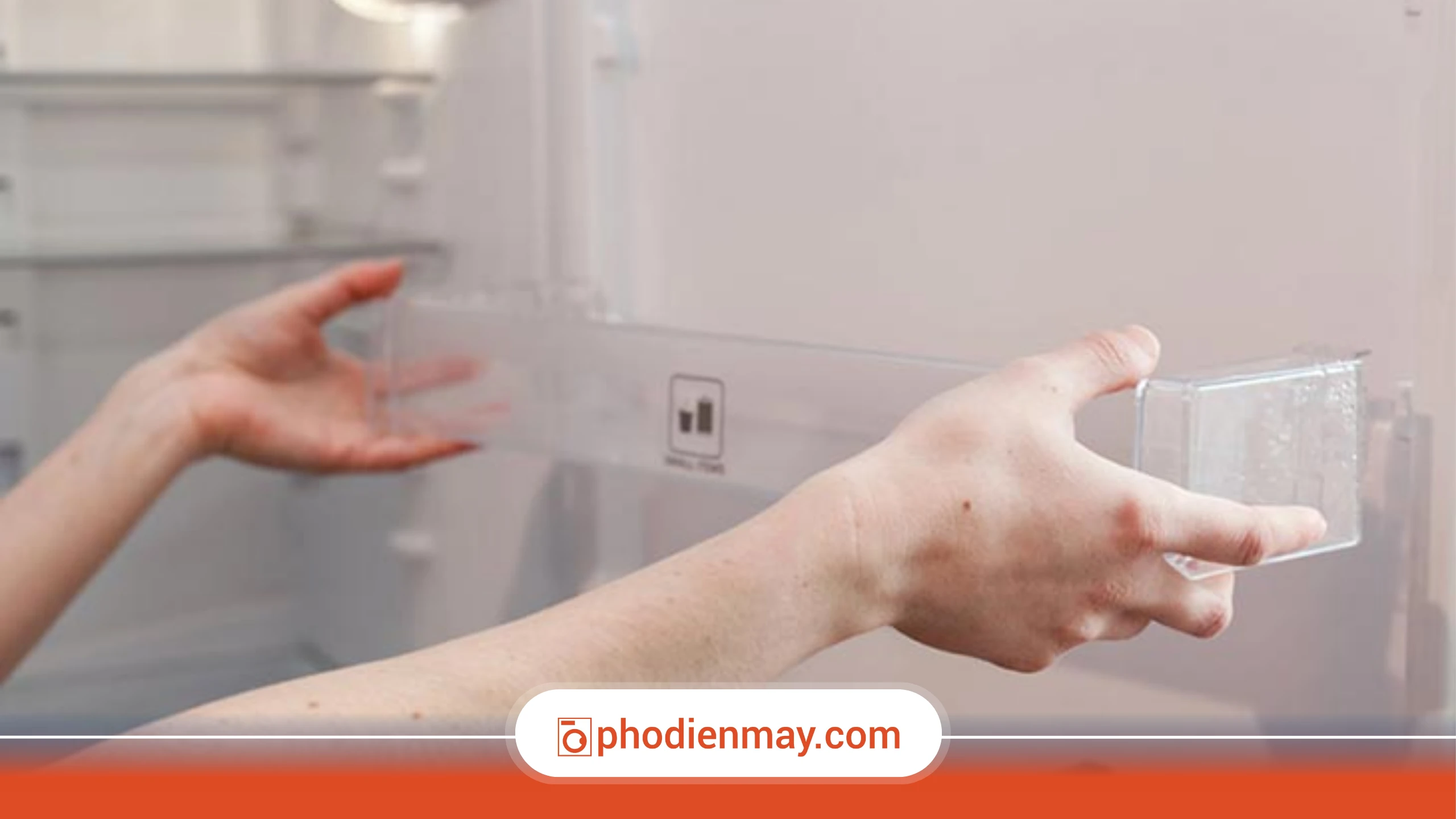 Dùng khăn mềm và dung dịch phù hợp để lau tủ lạnh